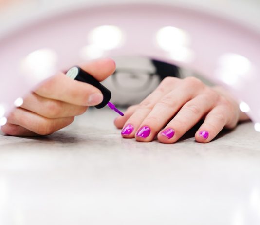 Żelowe paznokcie – poznaj ich zalety