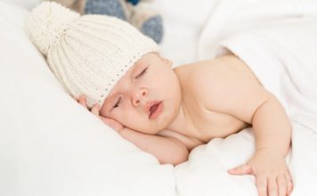 Kontrowersyjne ćwiczenia dla niemowlaków – baby joga