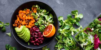 3 przepisy na letnie sałatki z ziołami i owocami