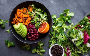 3 przepisy na letnie sałatki z ziołami i owocami