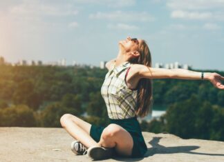 Włosy po wakacjach, jak je odbudować i wzmocnić?