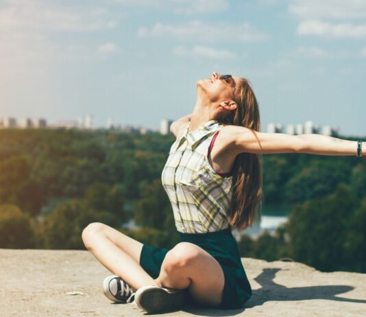 Włosy po wakacjach, jak je odbudować i wzmocnić?