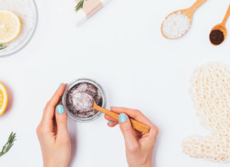 Pielęgnacja skóry po wakacjach. Domowe peelingi na jędrne i zdrowe ciało