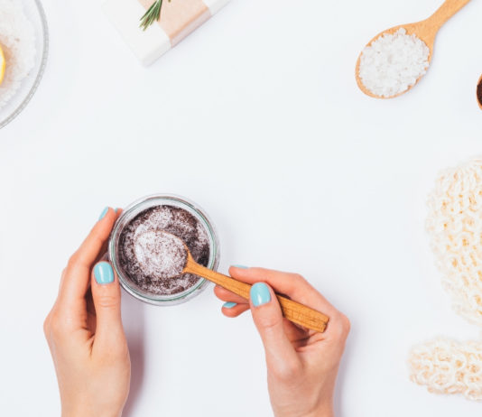 Pielęgnacja skóry po wakacjach. Domowe peelingi na jędrne i zdrowe ciało