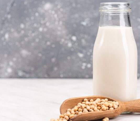 Szybkie i proste przepisy na mleka roślinne!