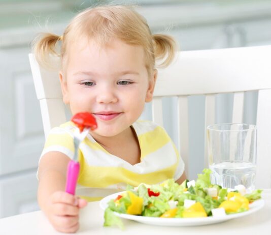 Jak przekonać dziecko do jedzenia warzyw?