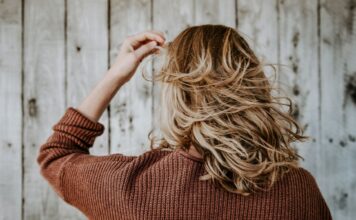 Jak nieświadomie niszczysz swoje włosy? Poznaj 5 najczęstszych błędów!
