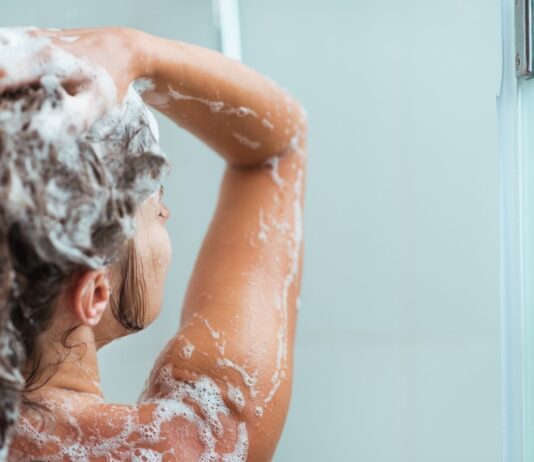 Błędy, które popełniasz biorąc prysznic lub kąpiel jak ich uniknąć?