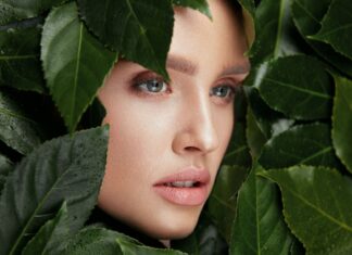 Jesienne złuszczanie – idealny czas na kwasy