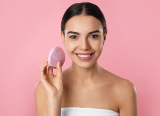 Szczoteczka do oczyszczania cery – poznaj jej zalety i wady