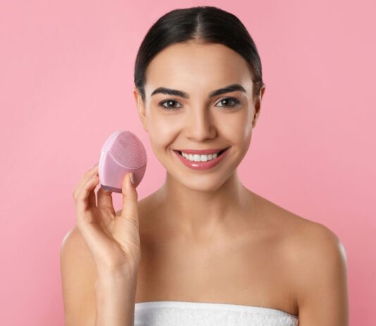 Szczoteczka do oczyszczania cery – poznaj jej zalety i wady