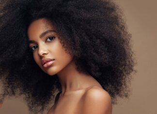 Jak pielęgnować włosy kręcone?