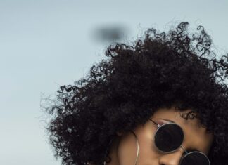 Jak myć włosy kręcone i jak często?