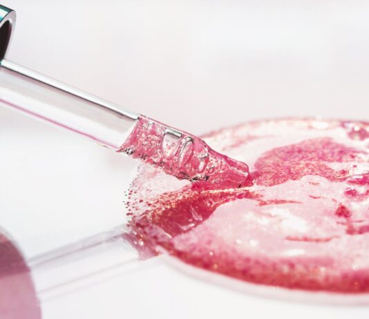 Ceramidy w kosmetykach – kiedy je stosować?