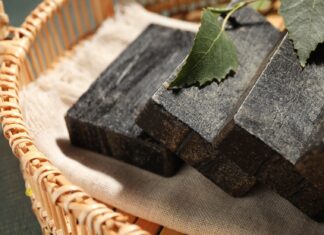 Dziegieć w kosmetykach – czy warto go stosować?