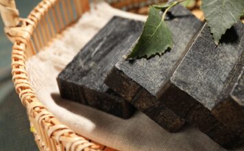 Dziegieć w kosmetykach – czy warto go stosować?