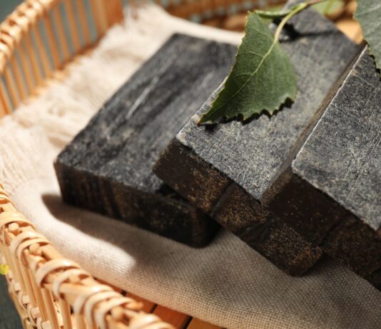 Dziegieć w kosmetykach – czy warto go stosować?