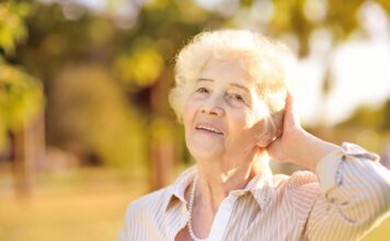 Plamy starcze – jak je usunąć?