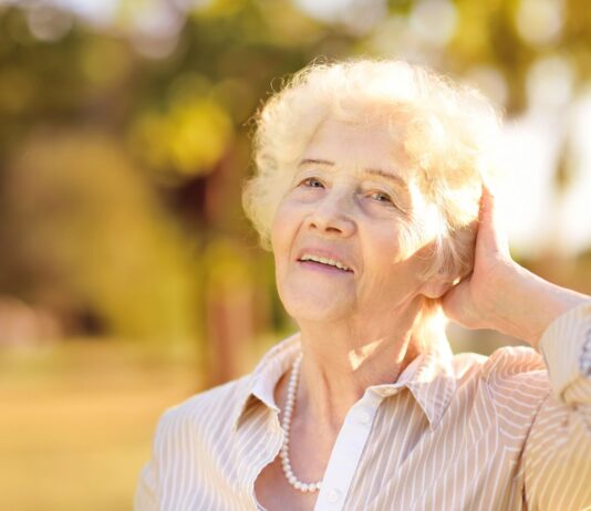 Plamy starcze – jak je usunąć?