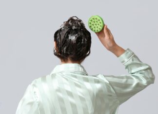 Masażer do skóry głowy – sposób na gęste włosy