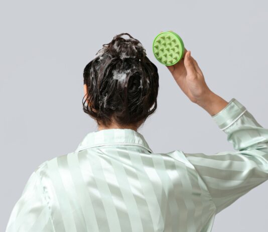 Masażer do skóry głowy – sposób na gęste włosy