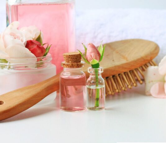 Woda różana – ukoi skórę i zwalczy trądzik