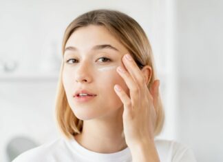 Jak pielęgnować suchą skórę pod oczami?