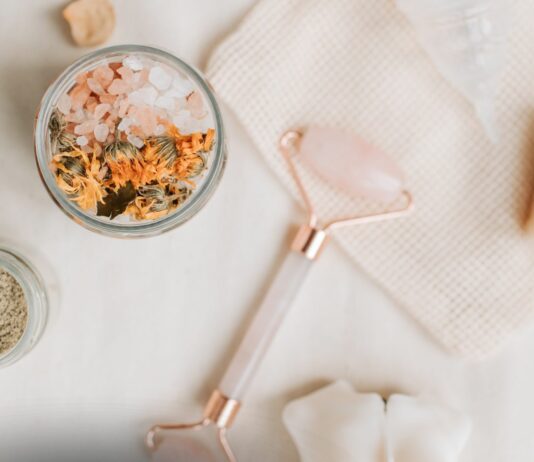 Skinimalizm: Jakie produkty do pielęgnacji wybrać, żeby uprościć swoją rutynę?