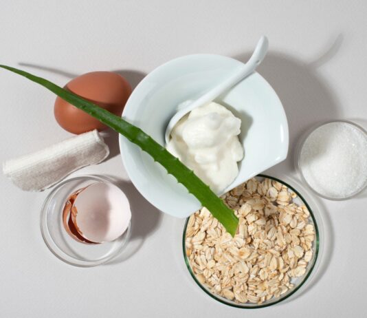 Kosmetyki z kuchni: Przepisy na naturalne maski i peelingi