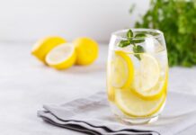 Czy picie wody z cytryną na czczo naprawdę działa?