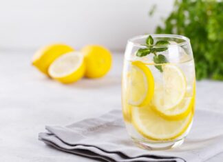 Czy picie wody z cytryną na czczo naprawdę działa?