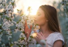 Zapachy szczęścia: Czy perfumy mogą wpłynąć na chemię Twojego mózgu?
