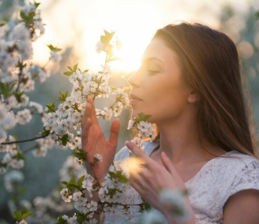 Zapachy szczęścia: Czy perfumy mogą wpłynąć na chemię Twojego mózgu?