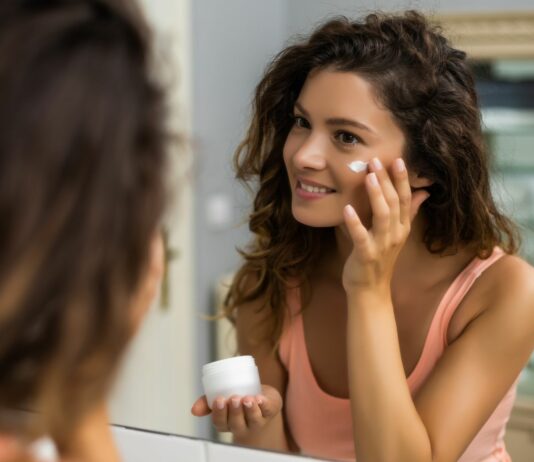 Jak dbać o skórę podczas lotów samolotem?