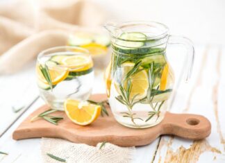 Woda z cytryną rano – co naprawdę daje skórze?