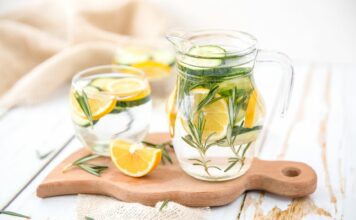 Woda z cytryną rano – co naprawdę daje skórze?