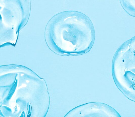 Składniki nawilżające na wiosnę – kwas hialuronowy vs gliceryna