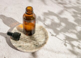 Retinol na wiosnę – jak stosować go bezpiecznie, gdy świeci coraz mocniejsze słońce?