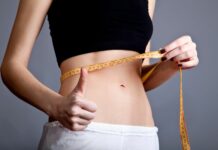 Płaski brzuch bez siłowni – 5 skutecznych ćwiczeń, które zrobisz w domu