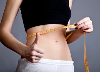 Płaski brzuch bez siłowni – 5 skutecznych ćwiczeń, które zrobisz w domu