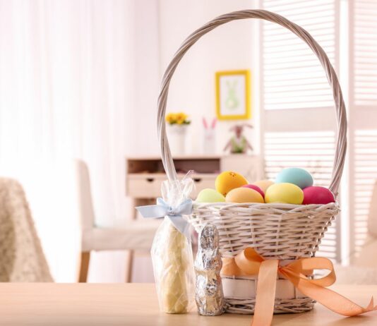 Co włożyć do koszyczka wielkanocnego? Tradycja, regionalne różnice i nowoczesne podejście