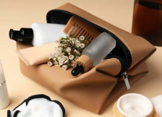 Majówkowa kosmetyczka – co zabrać ze sobą na wyjazd?