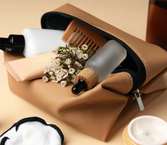 Majówkowa kosmetyczka – co zabrać ze sobą na wyjazd?