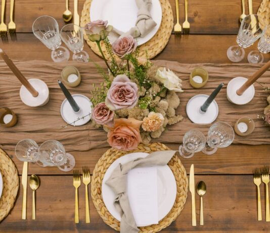 Jak udekorować stół na Wielkanoc – 3 pomysły w różnych stylach