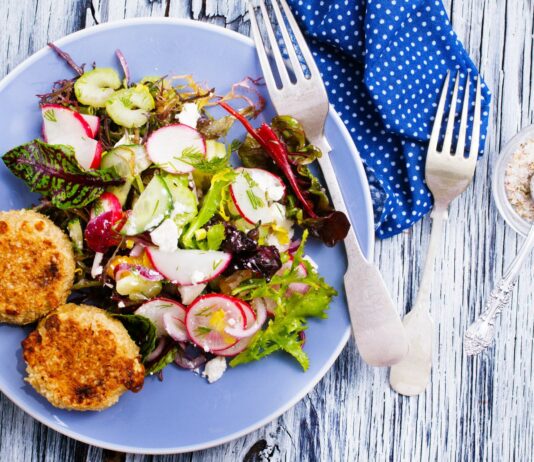 Co jeść wieczorem, żeby nie tyć (i lepiej spać)?