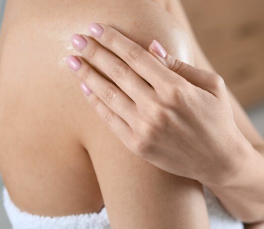 Naturalne olejki do ciała na lato – które są lekkie i szybko się wchłaniają?