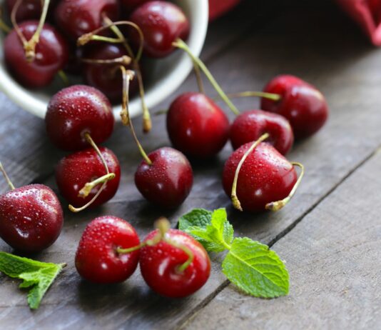 Czereśnie na zdrową cerę – naturalny sposób na glow i detoks latem