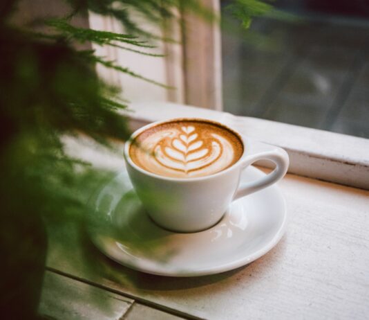 Kawa – sprzymierzeniec czy wróg? Jak pić ją mądrze dla zdrowia i urody?