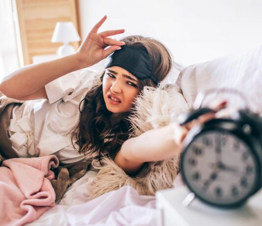 Jak nie dać się letniemu rozleniwieniu? Poranna rutyna, która naprawdę stawia na nogi