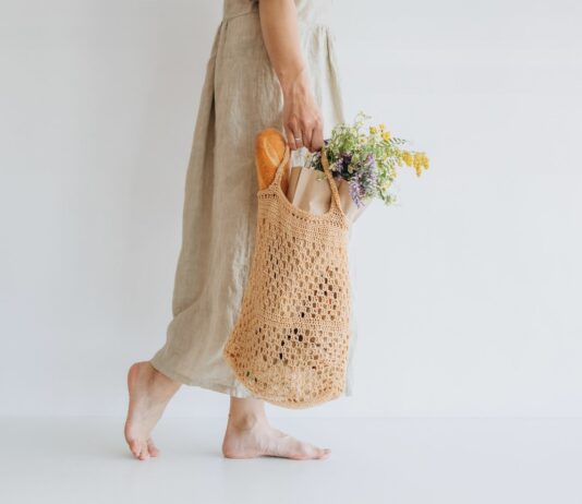 Paryski styl bez wysiłku – co naprawdę noszą Francuzki latem?